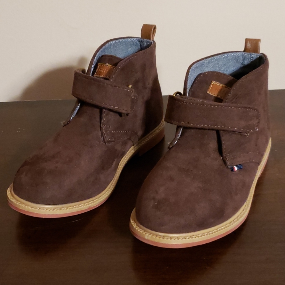 Boys size 9m low cut brown ankle boot